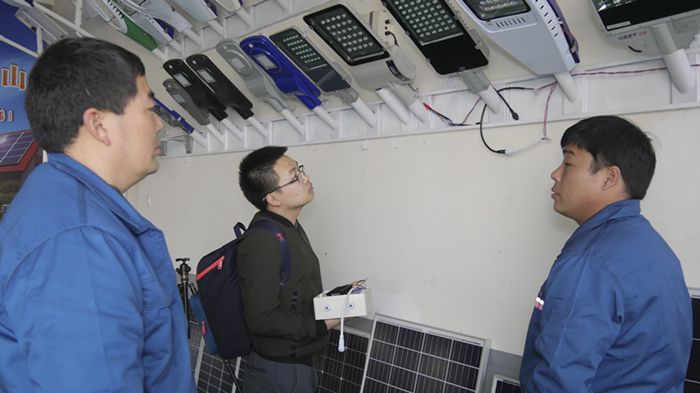 乡村书记参观河南天佑太阳能路灯